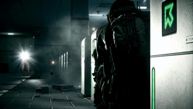 V Battlefield 3 môžete svojho nepriateľa oslepiť použitím taktického svetla či laseru