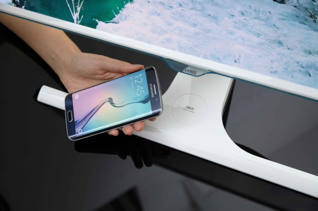 Samsung má monitor s bezdrôtovou nabíjačkou smartfónov